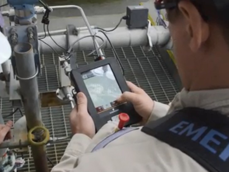 羅斯蒙特手操器怎么效驗液位變送器如果是請參照相關(guān)品牌的液位變送器及手操器的使用說明書操作。根據(jù)我的經(jīng)驗有如下步驟：  1、確認(rèn)羅斯蒙特手操器是否支持你的液位變送器的通信格式(具體廠***可能有所不同)，這個可以在手操器的使用說明書上查到或直接和手操器供應(yīng)商聯(lián)系確認(rèn)。  2、正確連接手操器和液位變送器，注意接線方式。  a、液位變送器的通信電路板是外部供電還是內(nèi)部供電，如果你是通過變送器接的通信線通常 應(yīng)該是內(nèi)部供電，如果是單***測試變送器的通信電路板時，則是外部供電。二者是有區(qū)別 的。具體可以參照你的變送器的說明書。  b、注意接標(biāo)準(zhǔn)電阻(通常為250歐)。  3、將475手操器并接到標(biāo)準(zhǔn)電阻兩端。  4、通電，建立通信。  5、按照羅斯蒙特手操器的使用說明書進行操作設(shè)置儀表的0點、上限位、下限位。 如果發(fā)現(xiàn)液位變送器的上限位或下限位對應(yīng)的20mA或4mA出入較大，這時需要對電流做調(diào) 校。這時需要用到***精度的電流表，調(diào)校時需要將電流表串接到通信回路中。具體操作可以參 照手操器的使用說明書。  6、設(shè)置相關(guān)參數(shù)后不要忘記將設(shè)置“下載”到你的儀表中。需要說明注意的是，儀表在出廠時都做了調(diào)校，一般不需要用戶設(shè)置?？赡苄枰F(xiàn)場變更設(shè)置的是“上限位”和“下限位”即：“量程”。不過這在客戶和廠商簽訂合同及技術(shù)協(xié)議時一般是經(jīng)過溝通確認(rèn)了的，這在儀表出廠時，廠***會為客戶設(shè)好的。除非有變。